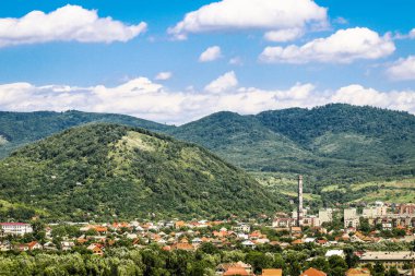Güzel yaz yatay, şehir, dağlar ve bulutlu mavi gökyüzü