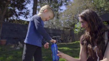 Aptal çocuk balonu sıvı bahçenin çevresinde splatters