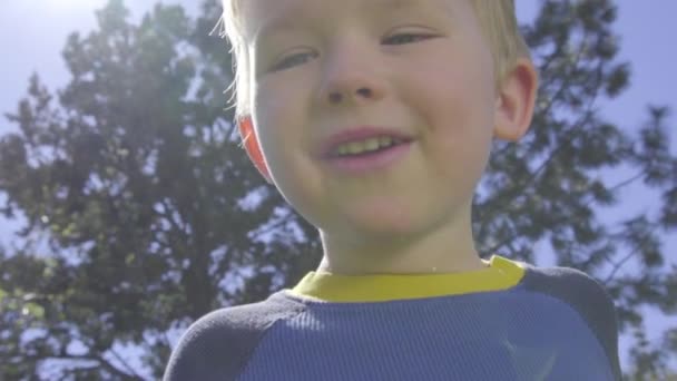 Pequeño niño con alegría sopla burbujas — Vídeos de Stock