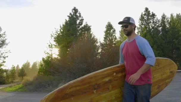 Barbudo hombre camina con paddleboard — Vídeo de stock