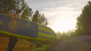 Sakallı adam paddleboard ile yürüyor