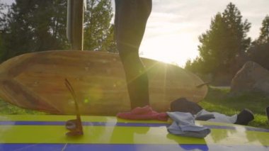 Onun wetsuit üzerinde koyarak kürek yatılı