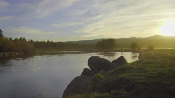 Mooi shot van zonsondergang op Deschutes River — Stockvideo