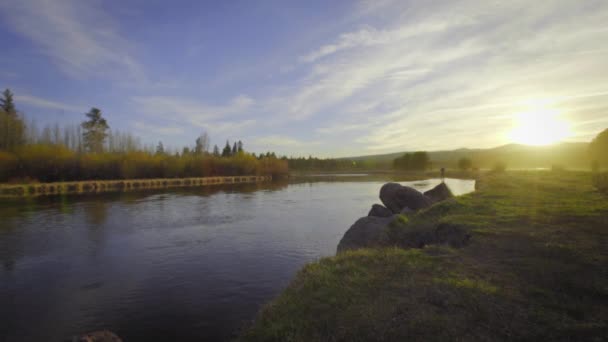 Mooi shot van zonsondergang op Deschutes River — Stockvideo