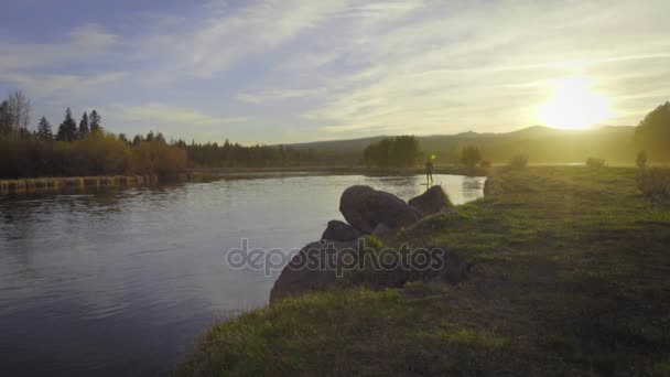 Vacker bild på solnedgången på Deschutes River — Stockvideo