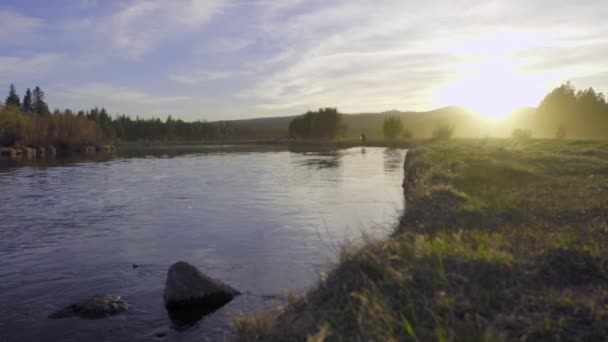 Mooi shot van zonsondergang op Deschutes River — Stockvideo
