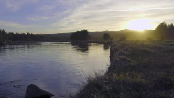 Il sole comincia a tramontare oltre la montagna — Video Stock