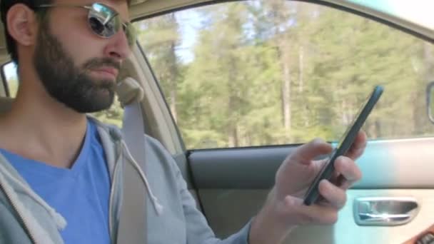 Homem usando telefone durante a condução — Vídeo de Stock