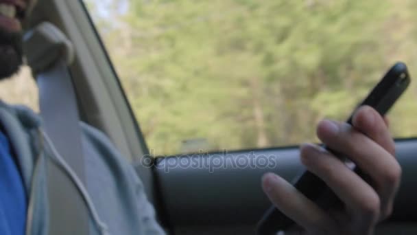 Man met telefoon tijdens het rijden — Stockvideo