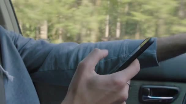 Jeune homme adulte utilisant son téléphone 