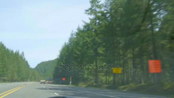 Auto fährt an Baustelle vorbei — Stockvideo