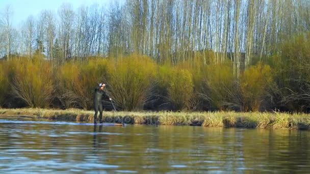 L'homme en combinaison glisse sur la rivière — Video