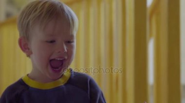 sevimli genç oğlan gülümsüyor