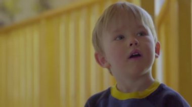 Çocuk futbol topu ile oyuna başlar