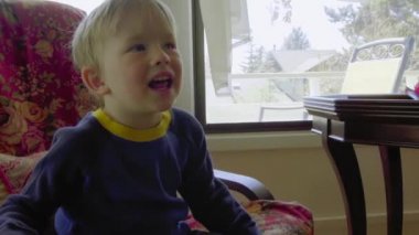 Küçük çocuk gülümsüyor 