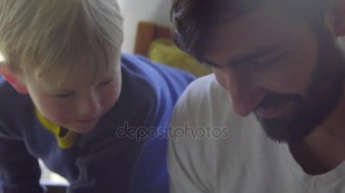 Genç çocuk yaşlı adam kucağına oturur