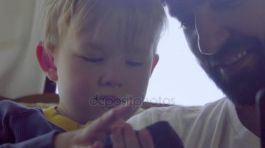 O bir cep telefonu çalıyor gibi Amca yeğeni ile birlikte oturur