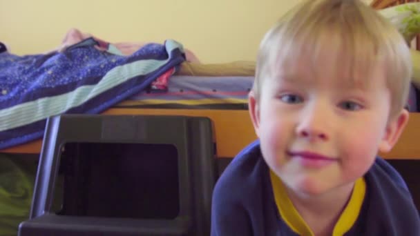 Pequeño niño jugando con juguete — Vídeos de Stock