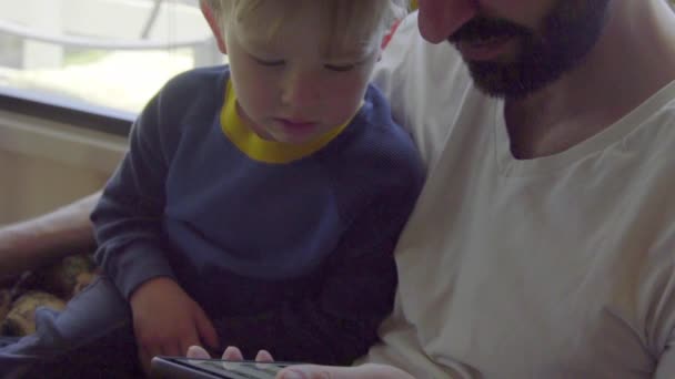Tio mostra sobrinho como usar celular — Vídeo de Stock