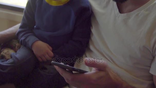 Uncle teaches nephew how to use a cell phone — Stock Video