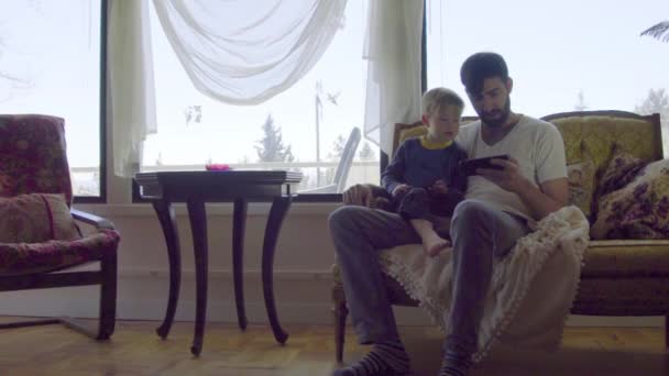 Táta se poukazuje na věci na mobil pro dítě — Stock video