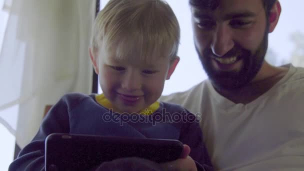 Padre y niño wathc película en el teléfono móvil — Vídeos de Stock