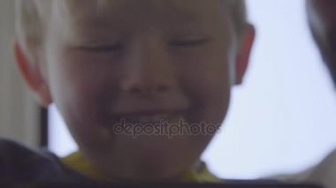 oğul ve baba smartphone kullanarak