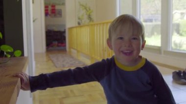 Küçük çocuk gülümsüyor 