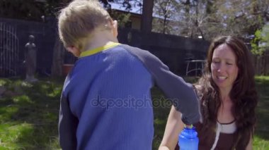 Küçük çocuk havaya baloncuklar için çalışır