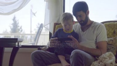 oğul ve baba smartphone kullanarak