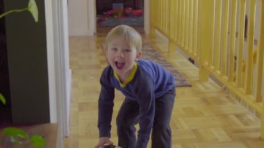  Çocuk futbol topuyla oturur 