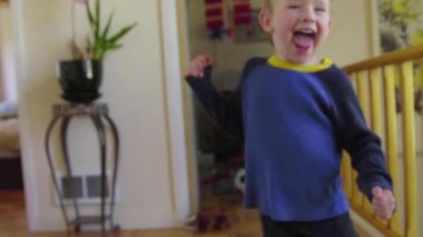 neşeli sevimli çocuk yatak odasından çalışır