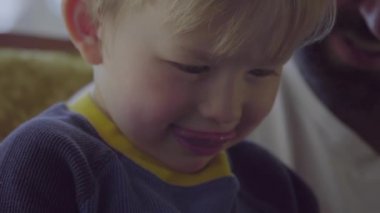 Smartphone kullanarak çocuk