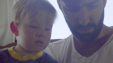 oğul ve baba smartphone kullanarak