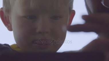 çocuk ve baba üstünde hareket eden telefon dokunun