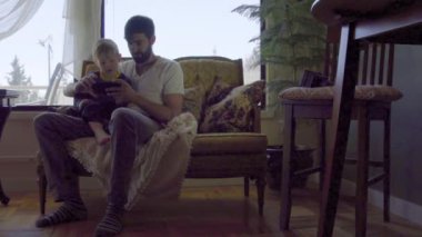 Baba ve oğul smartphone kullanarak