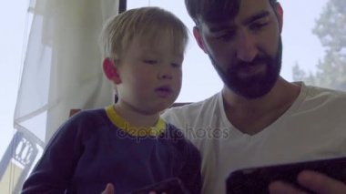 oğul ve baba smartphone kullanarak