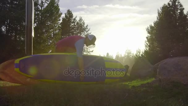 Man i solglasögon med paddle boards — Stockvideo