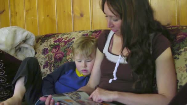 Mère lisant un livre à son fils — Video