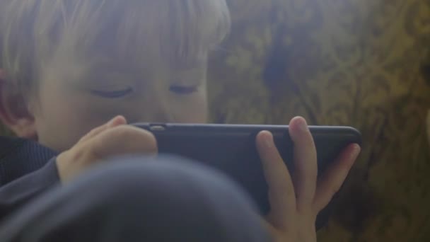 Niño usando smartphone — Vídeos de Stock