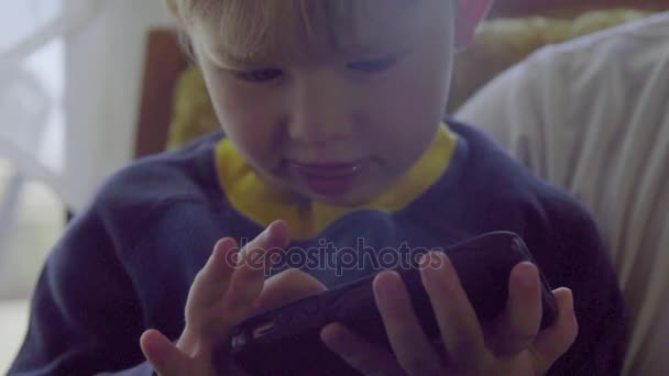 Upphetsad liten pojke med smartphone — Stockvideo