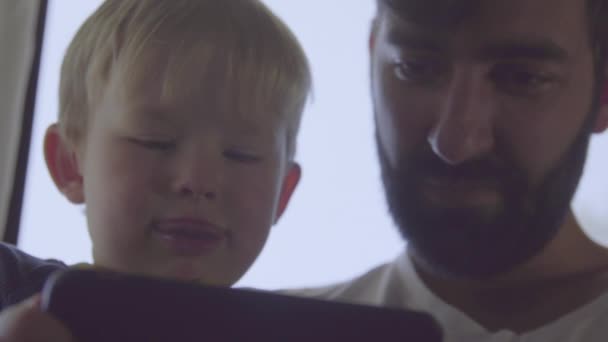 Отец и сын с помощью смартфона — стоковое видео