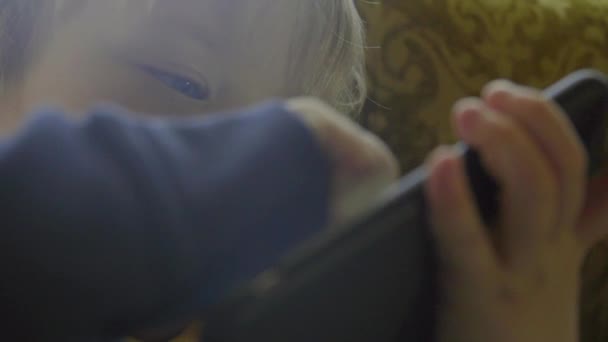 Αγόρι χρησιμοποιώντας smartphone — Αρχείο Βίντεο