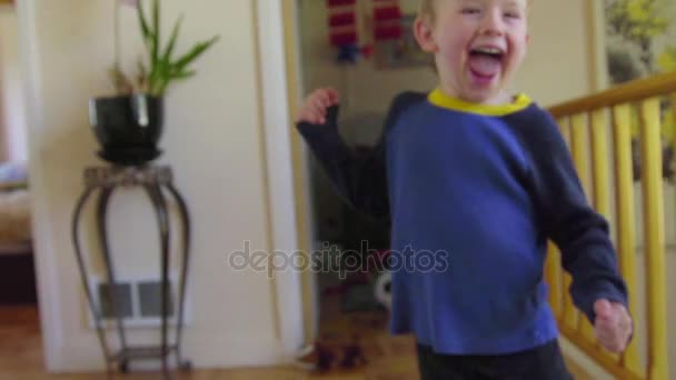 Радостный милый мальчик выбегает из спальни — стоковое видео