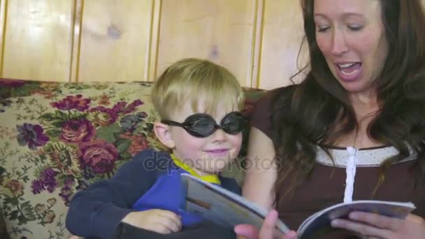 Маленький мальчик носит очки для плавания — стоковое видео