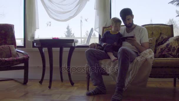 Oğul ve baba smartphone kullanarak — Stok video
