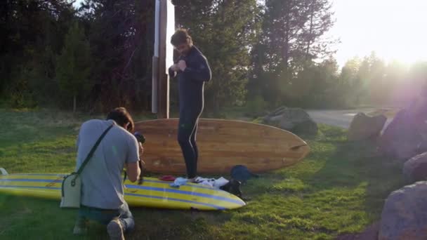 Paddle boarder mettendo muta — Video Stock