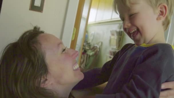 可爱的母亲和儿子咯咯地笑笑 — 图库视频影像