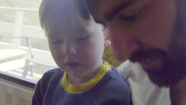 Vader en zoon gebruikend smartphone — Stockvideo