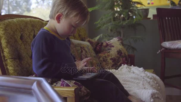 Маленький хлопчик грає з мобільним телефоном — стокове відео